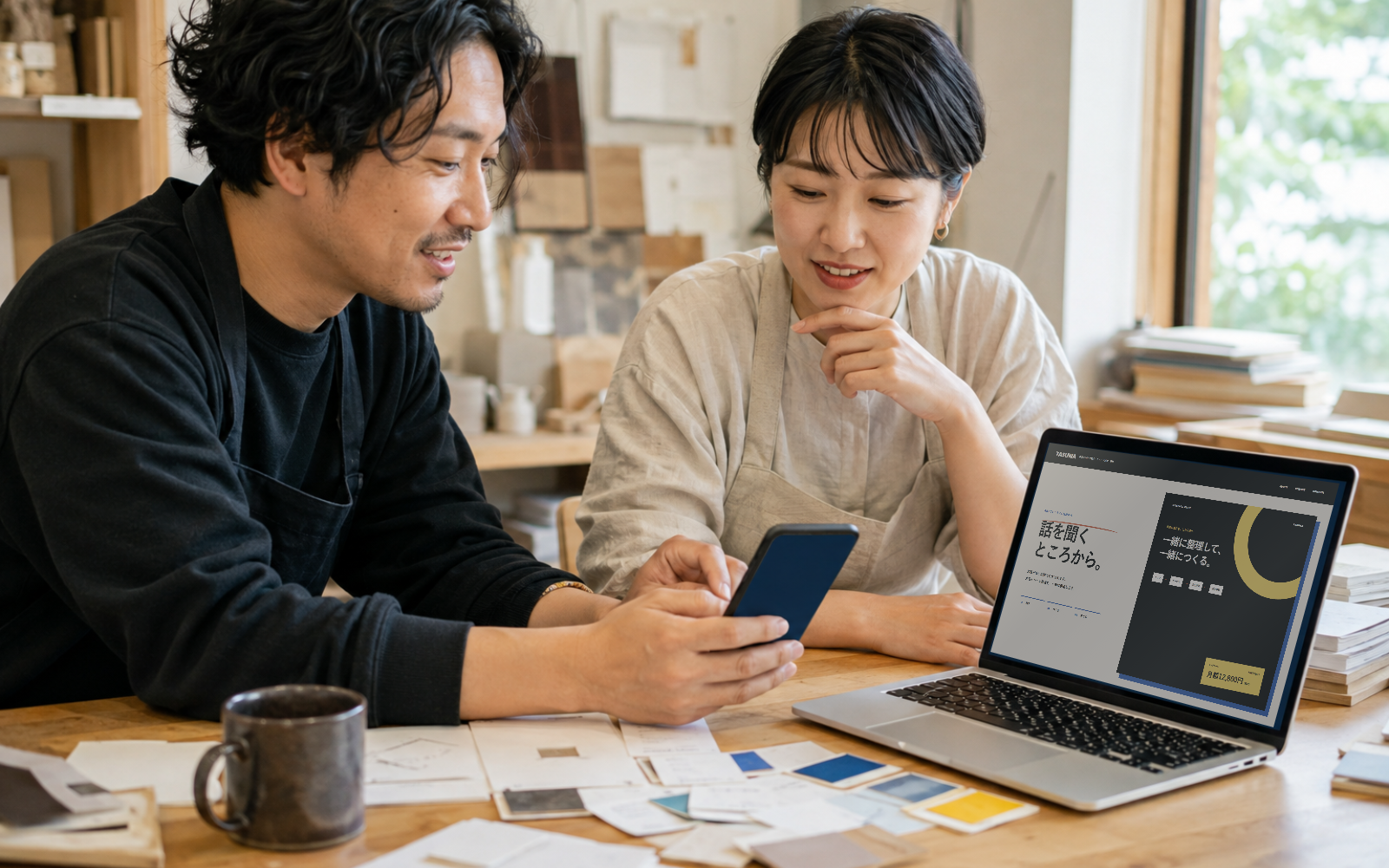 ホームページ制作について話しながら整理する場面